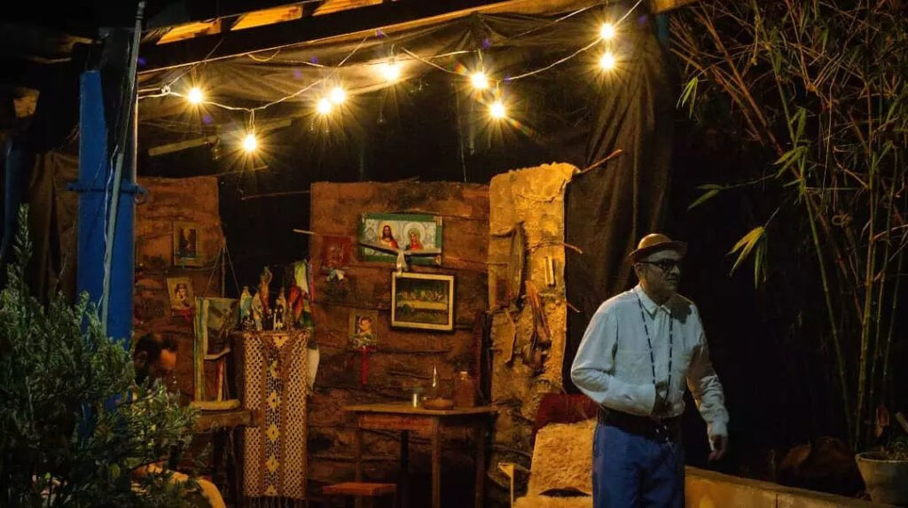 Apresentação do espetáculo Chico Jararaca em uma comunidade rural.